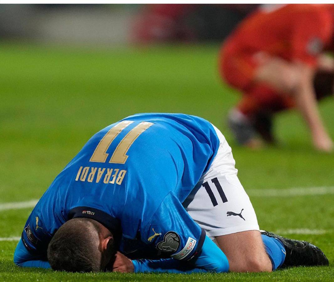 Desgarradores imágenes: Italia llora tras quedar fuera de su segundo Mundial al hilo al ser eliminado en repechaje a Qatar