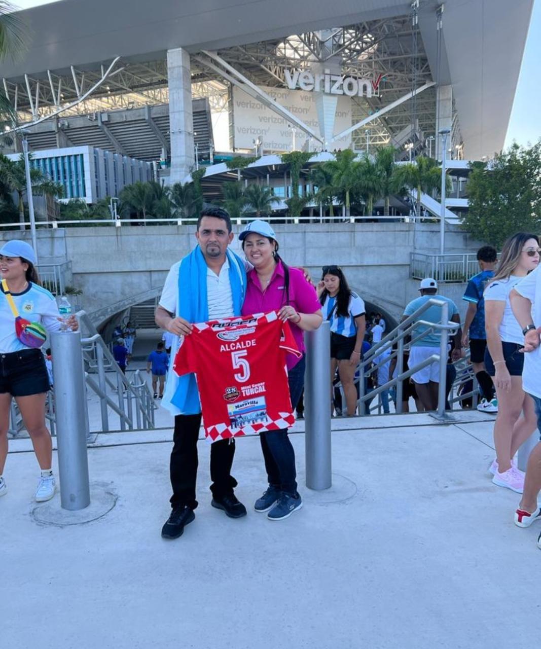 ¡De locos! Desde Jorge Messi y Mario Kempes, hasta “Residente”: Las personalidades que asistieron al Hard Rock para el Honduras-Argentina