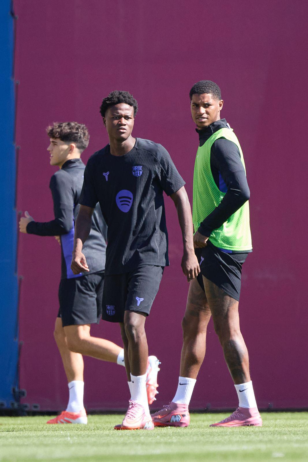 Barcelona: tiene 16 años y puede jugar como central, pivote y extremo; así es la nueva sorpresa de Hansi Flick