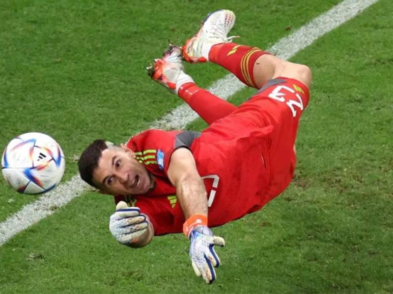 Emiliano Martínez se llevó el ‘Guante de oro’ en el Mundial de Qatar 2022 por sus actuaciones con Argentina.