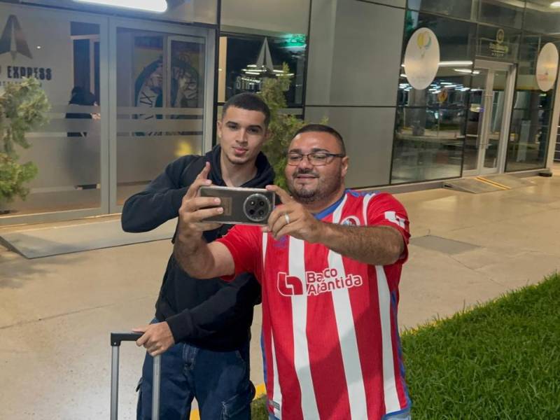 Erick Puerto se tomó foto con aficionados que se encontraban en el aeropuerto