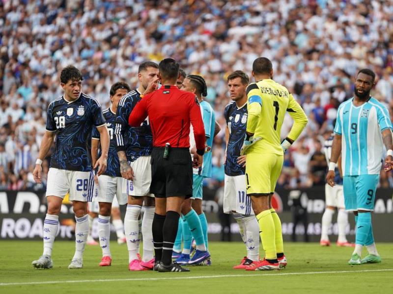 Honduras no pudo ante Argentina y José Francisco Molina sigue buscando su primera victoria. En su primer duelo perdió ante Perú.