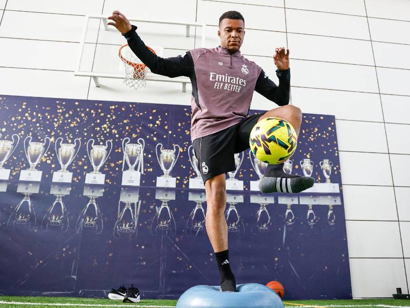 El delantero Kylian Mbappé está en duda por una lesión pero trabaja para llegar al duelo más esperado de la Liga de España. Foto cortesía Real Madrid