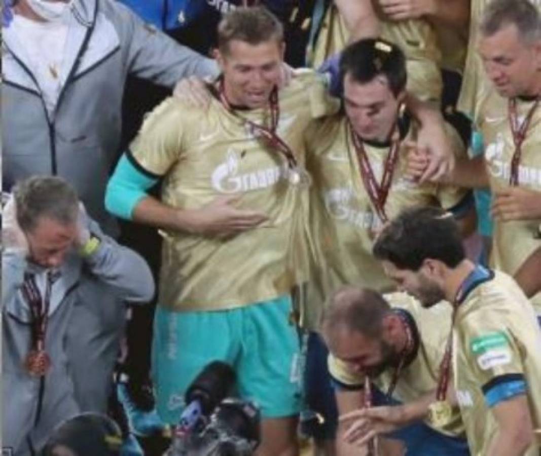 ¡Tuvieron que recoger los pedazos! Zenit logra la Copa de Rusia y la rompe durante la celebración