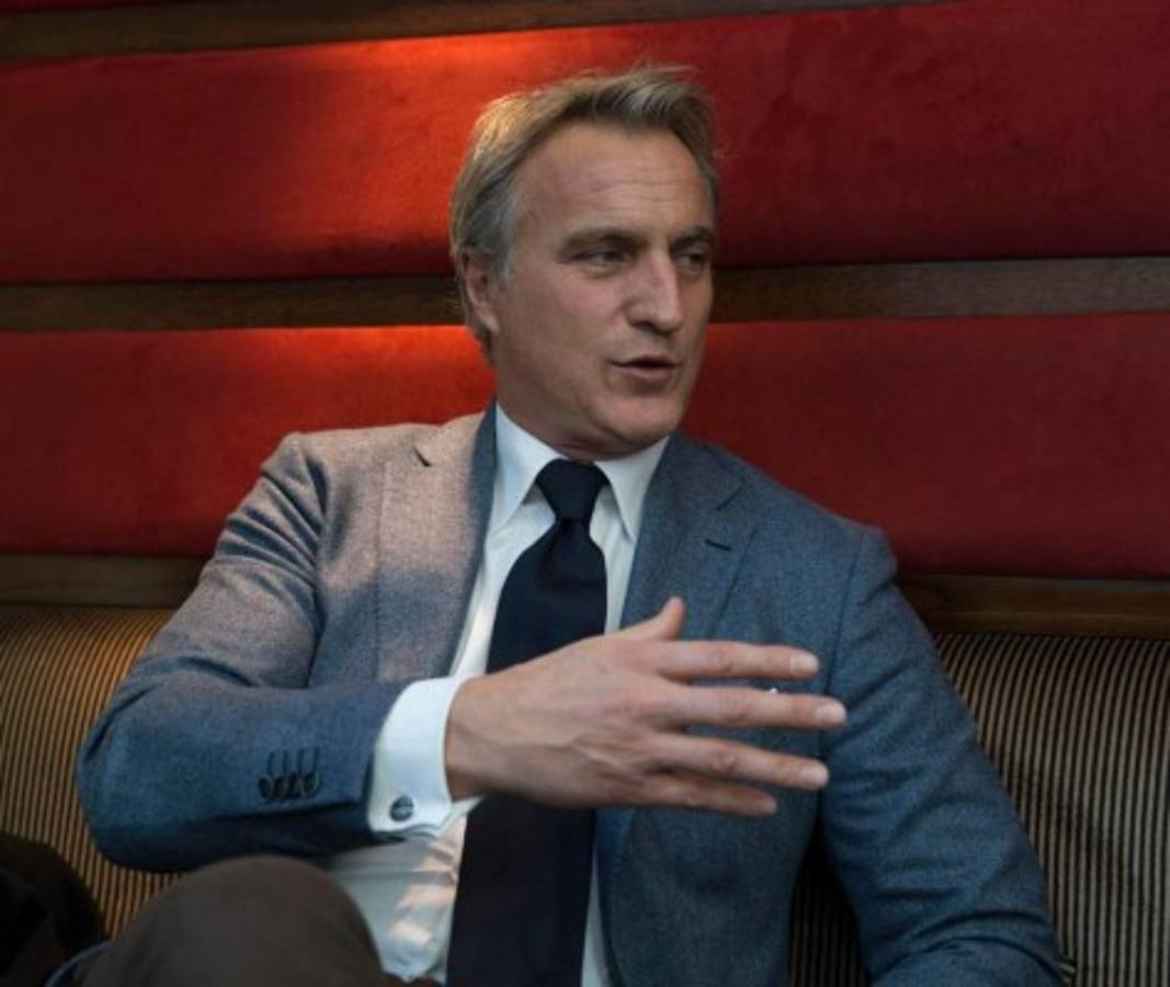 ¡22 menos! La novia de infarto de una exfutbolista francés de 51 años