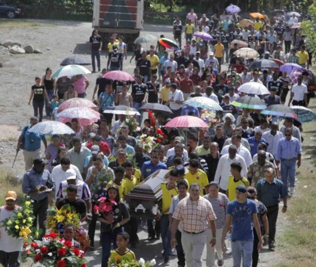 Multitudinario adiós a Enrique Reneau en su natal Jutiapa