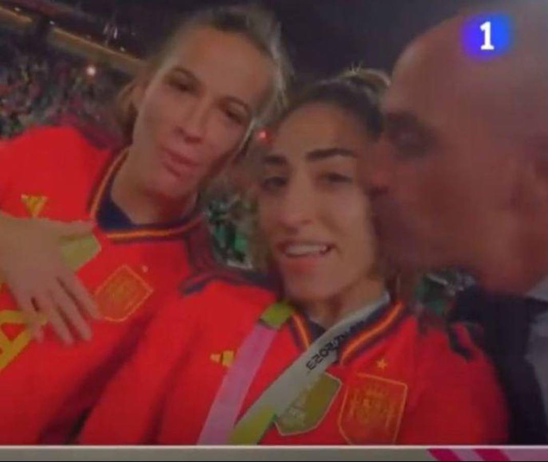 Revelan la inesperada charla entre Luis Rubiales y Jenni Hermoso; salen a la luz polémicas fotos con otra jugadora