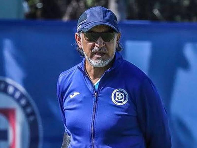 El entrenador mexicano, Raúl Potro Gutiérrez, dirigiendo al Cruz Azul Femenino.