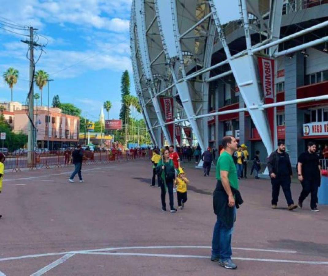 El color: Bonito ambiente en el estadio Beira Río para el Brasil-Honduras