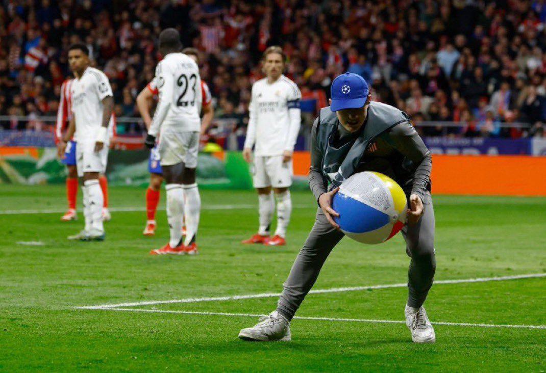 La polémica del año, el fallo y burla de Vinicius al Atlético y épica celebración de Real Madrid tras clasificar a cuartos