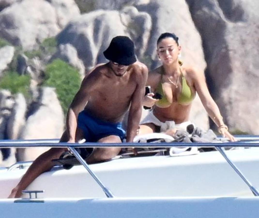 ¡Bien enamorados! Así fueron captados Bellingham con su espectacular novia mientras se recupera de su lesión