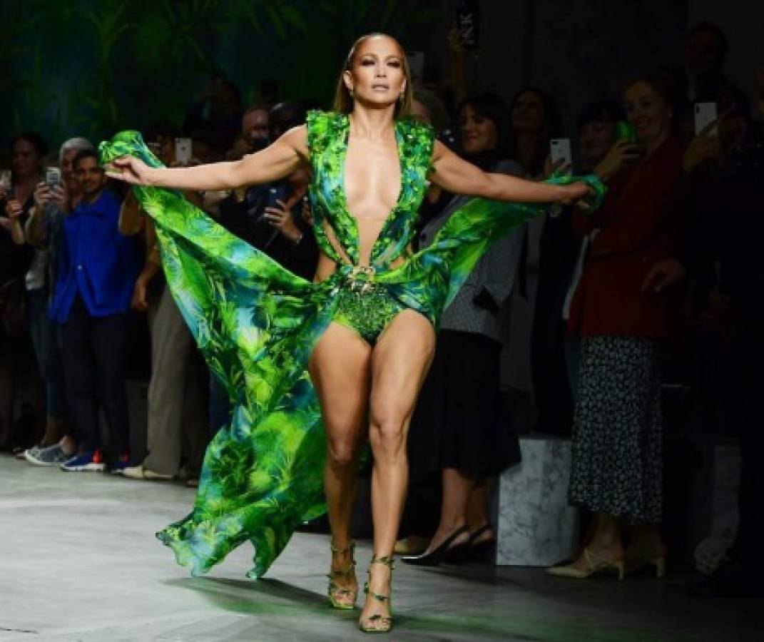 ¡Atrevida! Jennifer Lopez arrasa en la pasarela de Versace a sus 50 años