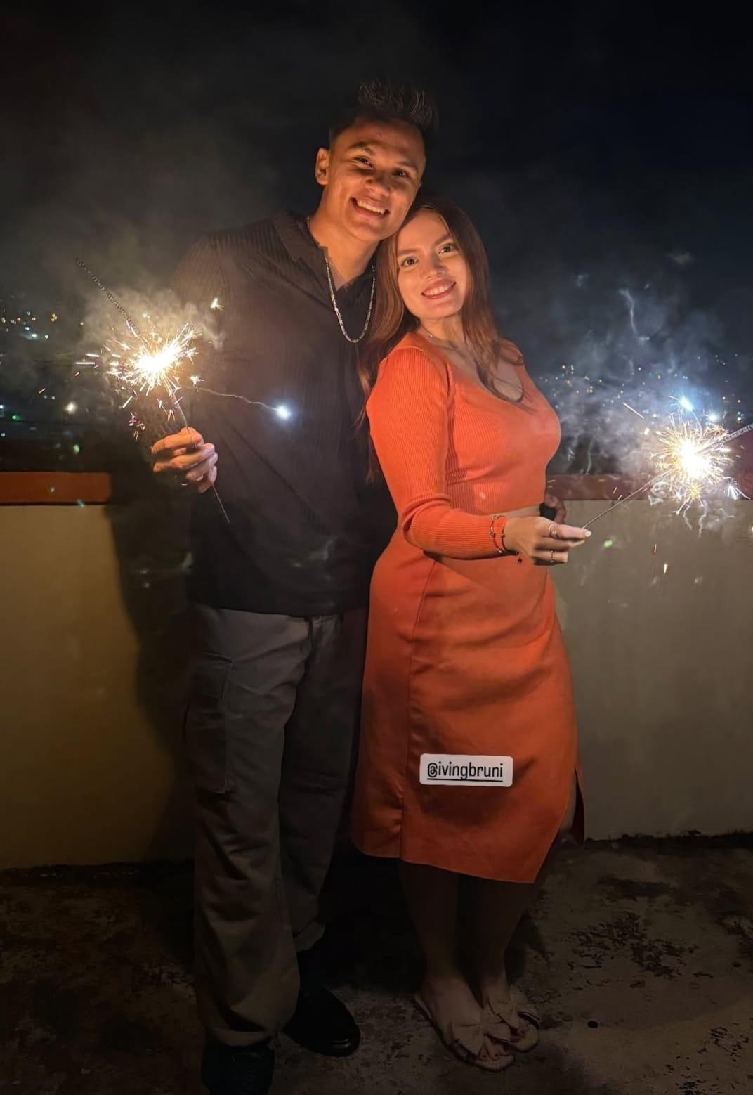 ¡Con tremendo beso y románticos! Así recibieron la llegada del año nuevo los jugadores hondureños