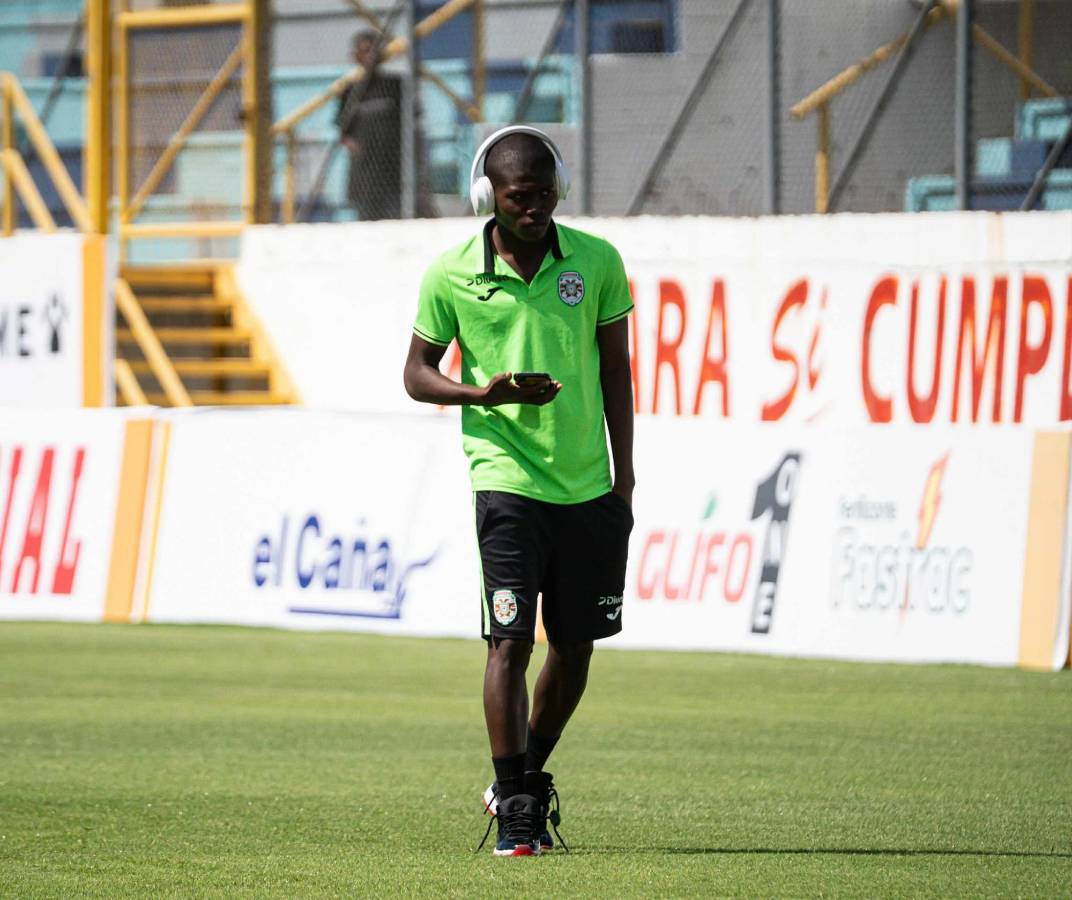 ¿Quién es la hermosa señorita de la Cruz Roja? mundialista y Batman se hacen presentes en el derbi Real España vs Marathón