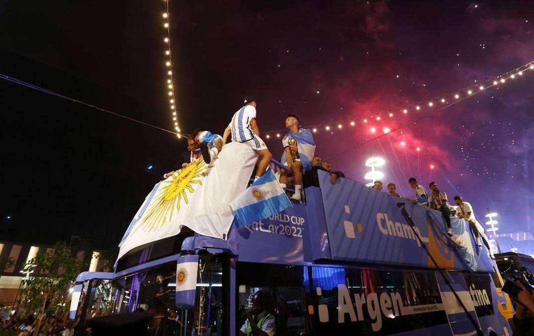 Camellos, alcohol y jeques: La exuberante caravana de la selección de Argentina en las calles de Doha