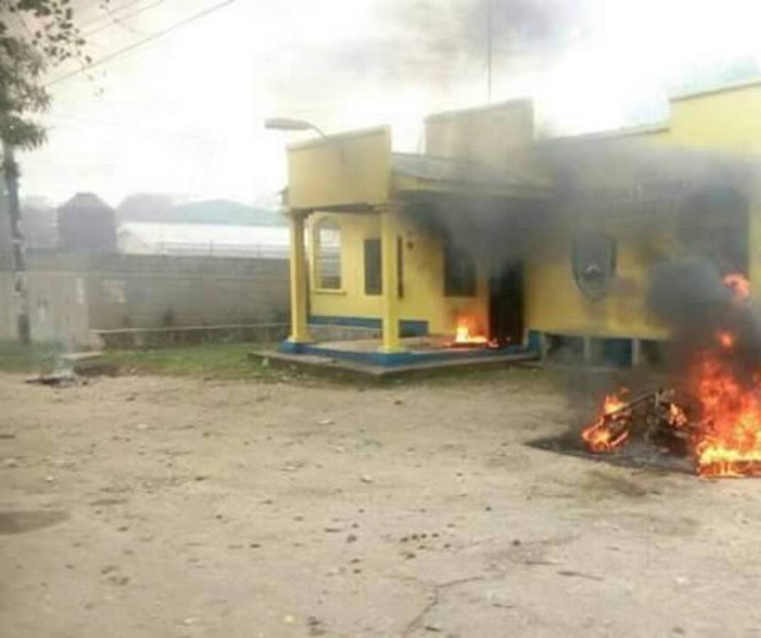 FOTOS: Martes de caos en la zona norte con rastras y postas policiales quemadas