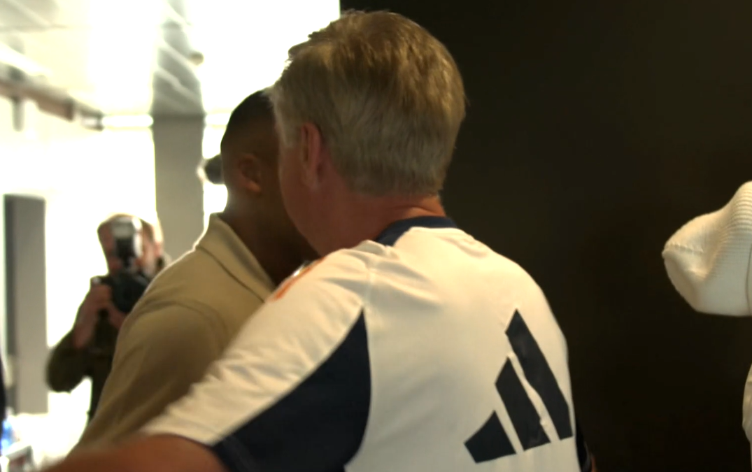 Mbappé con sus nuevos compañeros del Real Madrid: abrazo de Ancelotti, las risas y los mensajes de bienvenida