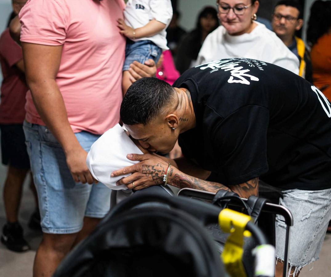 El beso, la sorpresa y la alegría de Kervin Arriaga al llegar a Honduras: la broma que le dejó ir a Joseph Rosales