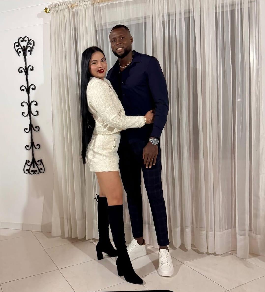 ¡Con tremendo beso y románticos! Así recibieron la llegada del año nuevo los jugadores hondureños