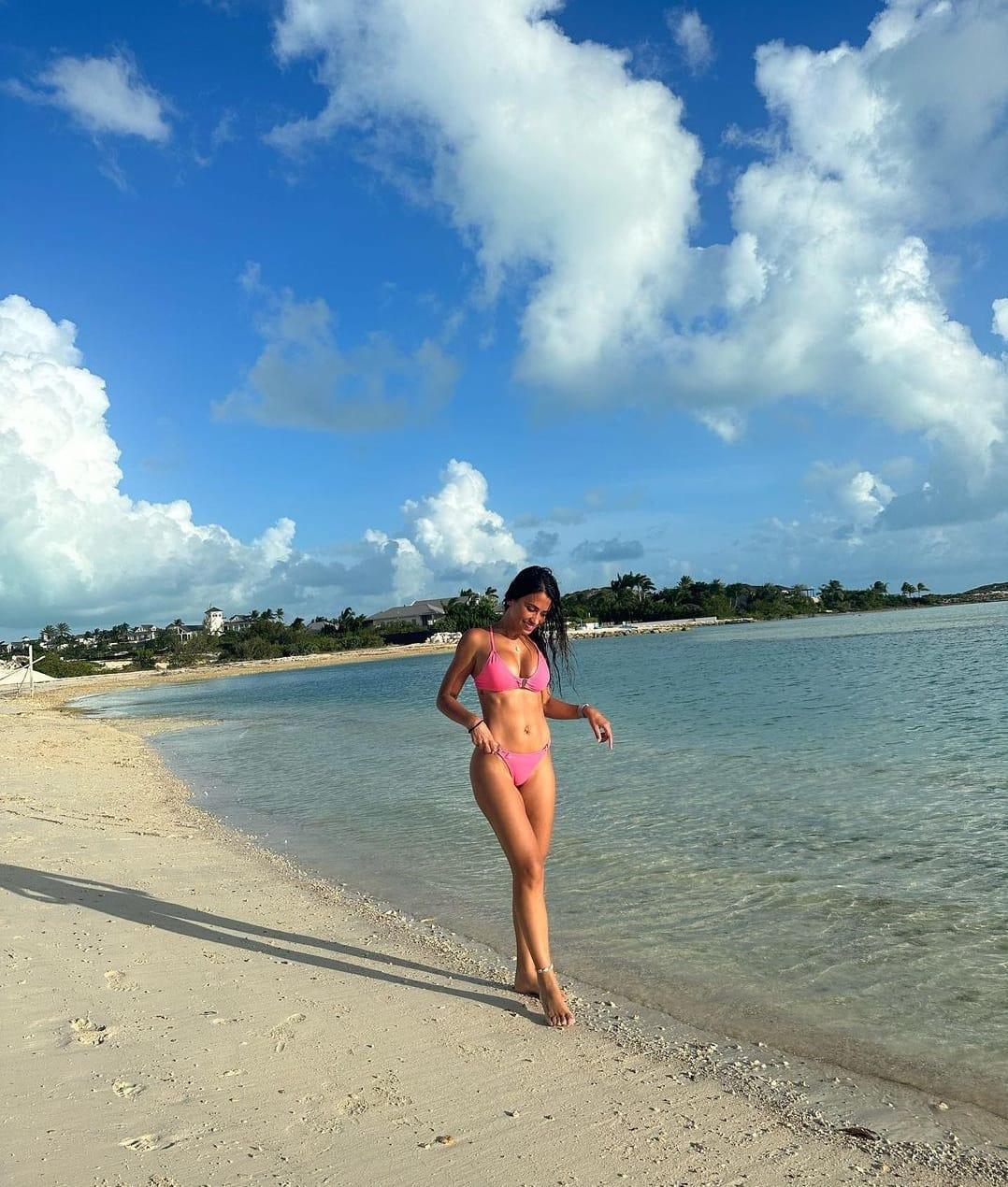 Antonela Roccuzzo enciende las redes con sus vacaciones junto Messi al ritmo de cantante hondureño