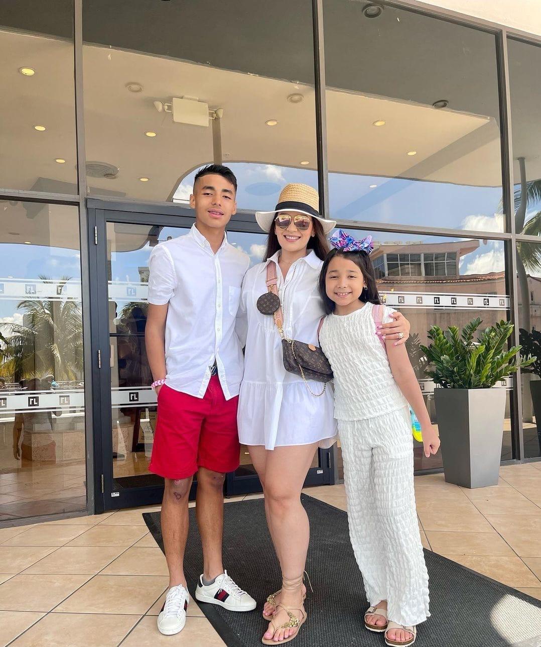 Alejado del fútbol, pero muy enamorado: Así pasa las vacaciones Emilio Izaguirre junto a su bella esposa en Estados Unidos