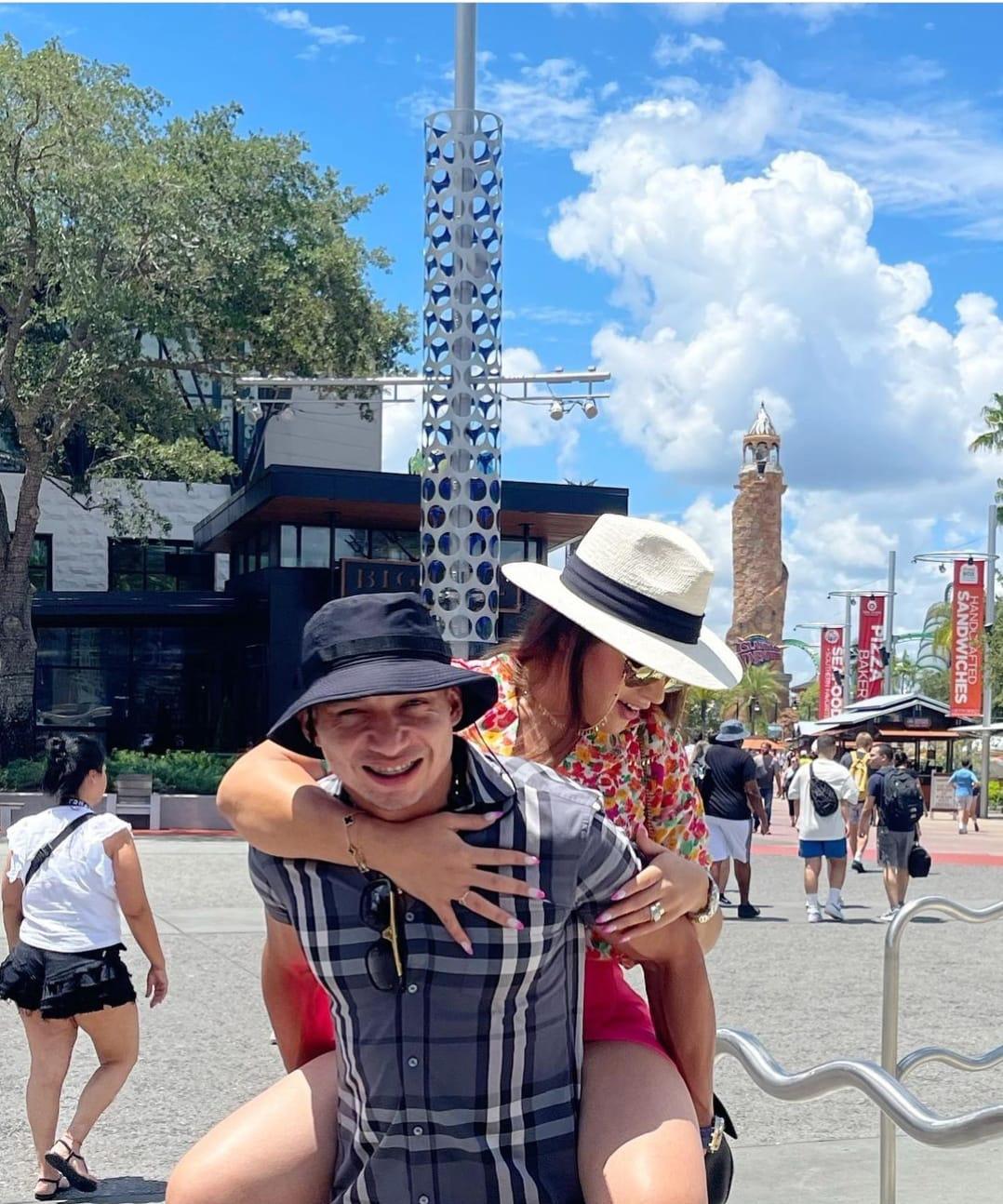 Alejado del fútbol, pero muy enamorado: Así pasa las vacaciones Emilio Izaguirre junto a su bella esposa en Estados Unidos