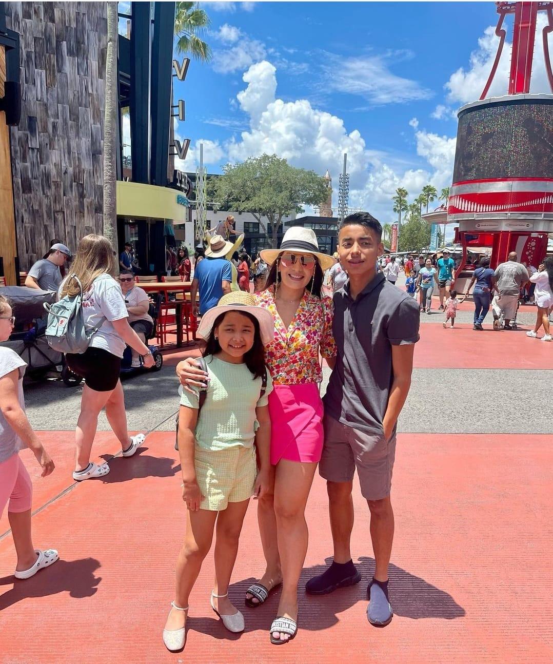 Alejado del fútbol, pero muy enamorado: Así pasa las vacaciones Emilio Izaguirre junto a su bella esposa en Estados Unidos