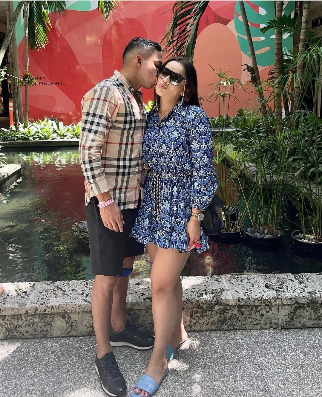 Alejado del fútbol, pero muy enamorado: Así pasa las vacaciones Emilio Izaguirre junto a su bella esposa en Estados Unidos