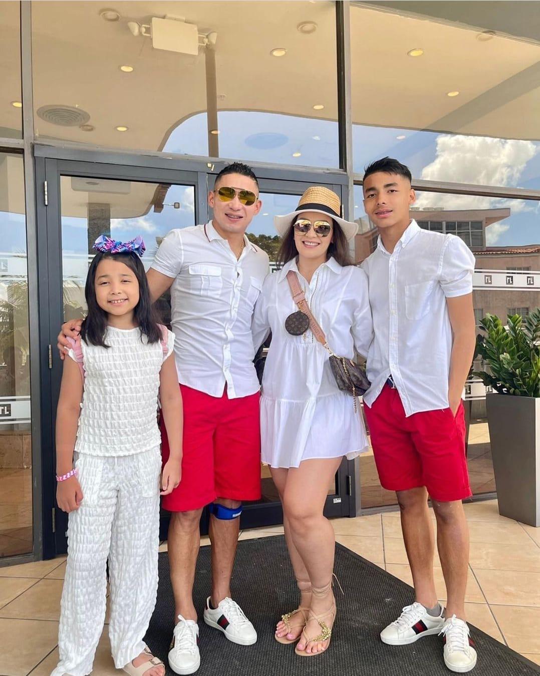 Alejado del fútbol, pero muy enamorado: Así pasa las vacaciones Emilio Izaguirre junto a su bella esposa en Estados Unidos