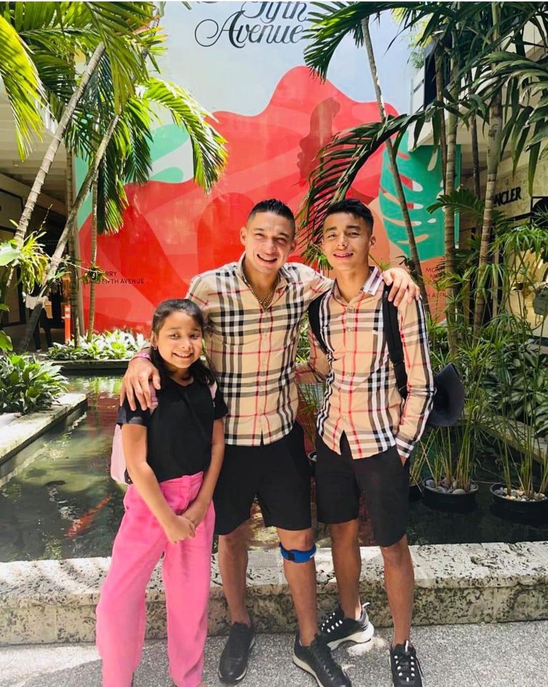 Alejado del fútbol, pero muy enamorado: Así pasa las vacaciones Emilio Izaguirre junto a su bella esposa en Estados Unidos