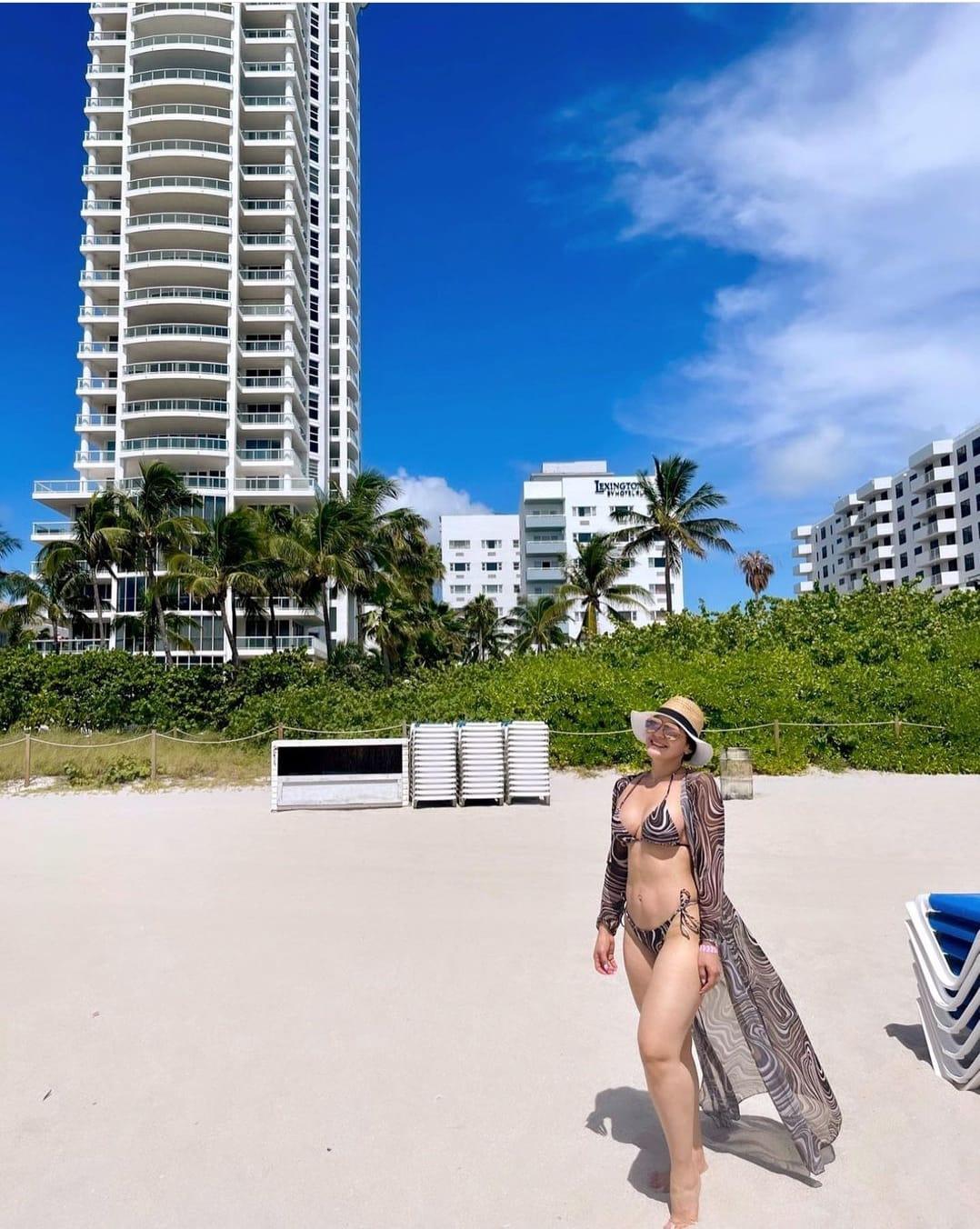 Alejado del fútbol, pero muy enamorado: Así pasa las vacaciones Emilio Izaguirre junto a su bella esposa en Estados Unidos