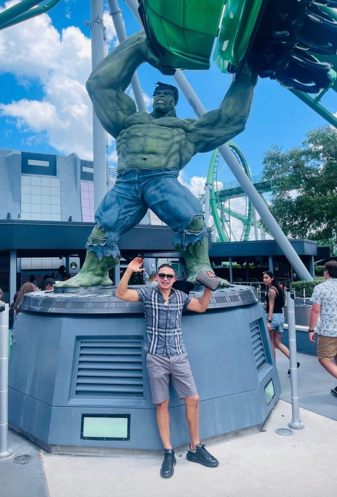 Alejado del fútbol, pero muy enamorado: Así pasa las vacaciones Emilio Izaguirre junto a su bella esposa en Estados Unidos