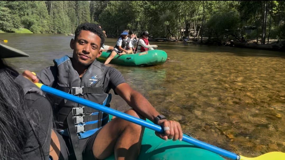 Choco Lozano se divierte con su bella pareja: Así son las vacaciones del hondureño previo a definir su futuro