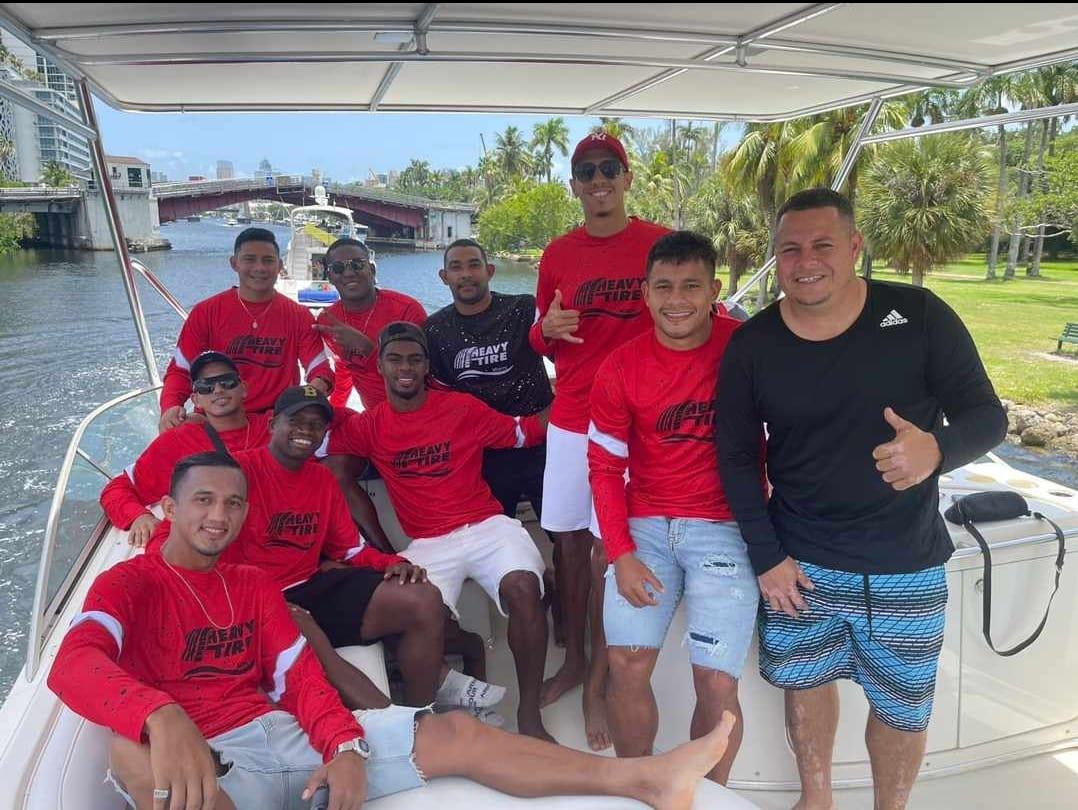 Aventura en yate, música y el gran clavado del Patón: Así se relajan los jugadores de Olimpia en su gira por Estados Unidos