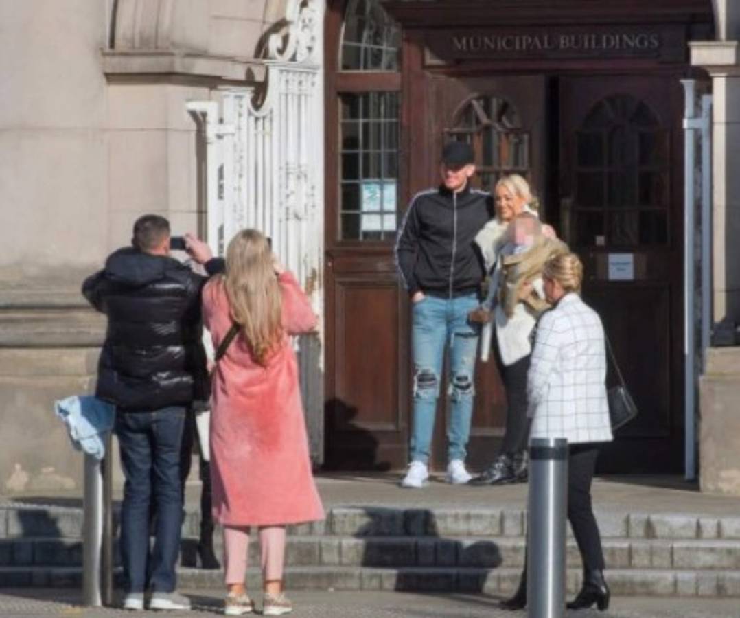 Con jeans rotos y gorra: La informalidad del portero de la selección de Inglaterra en su boda