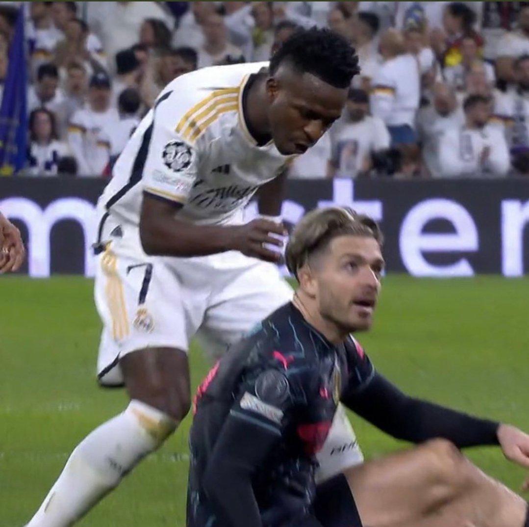 Real Madrid - City: Guardiola explota en el Bernabéu, el extraño gesto de Ancelotti y el cruce de Vinicius con rival