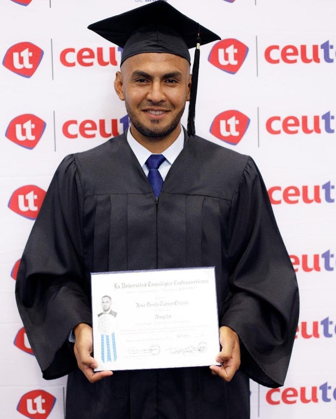 ¡Digno ejemplo! Futbolista hondureño cumple su sueño y se gradúa de abogado; así lo celebró con toda su familiares