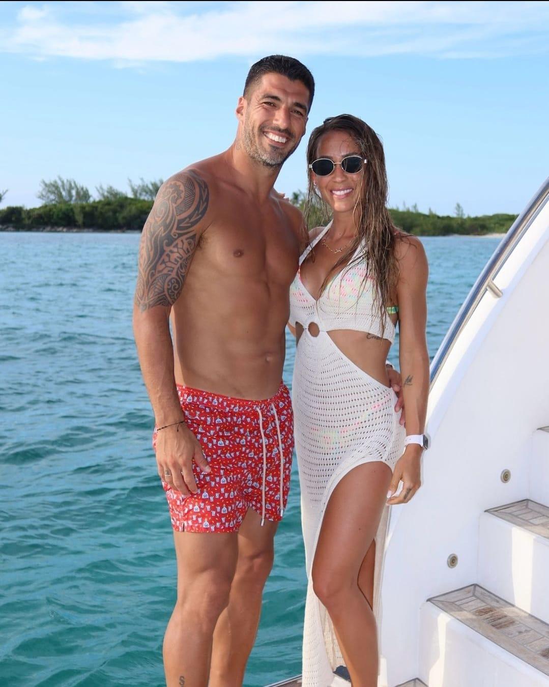 ¡De nuevo en la playa! Antonela Rocuzzo enciende las redes sociales con su bikini; junto a Messi y Luis Suárez