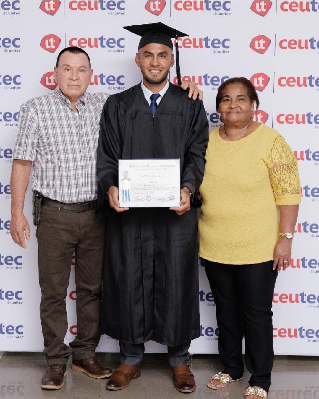 ¡Digno ejemplo! Futbolista hondureño cumple su sueño y se gradúa de abogado; así lo celebró con toda su familiares