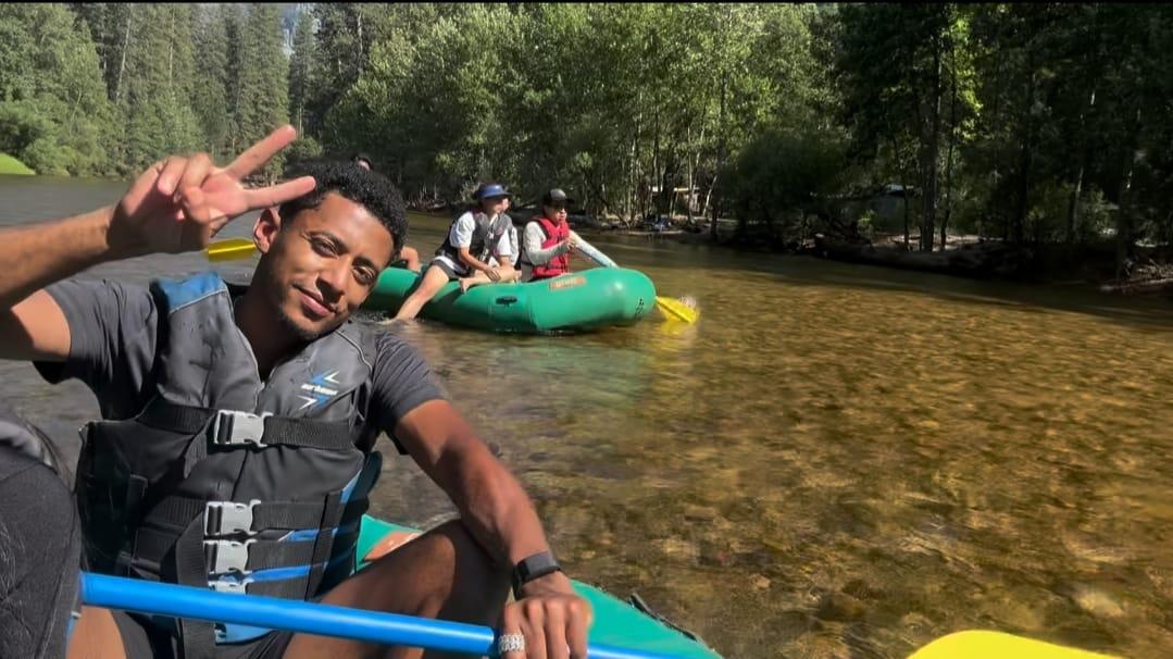 Choco Lozano se divierte con su bella pareja: Así son las vacaciones del hondureño previo a definir su futuro