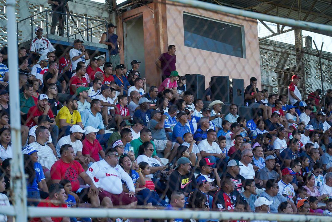 La afición del Victoria está molesta con la indiferencia de la directiva del club.