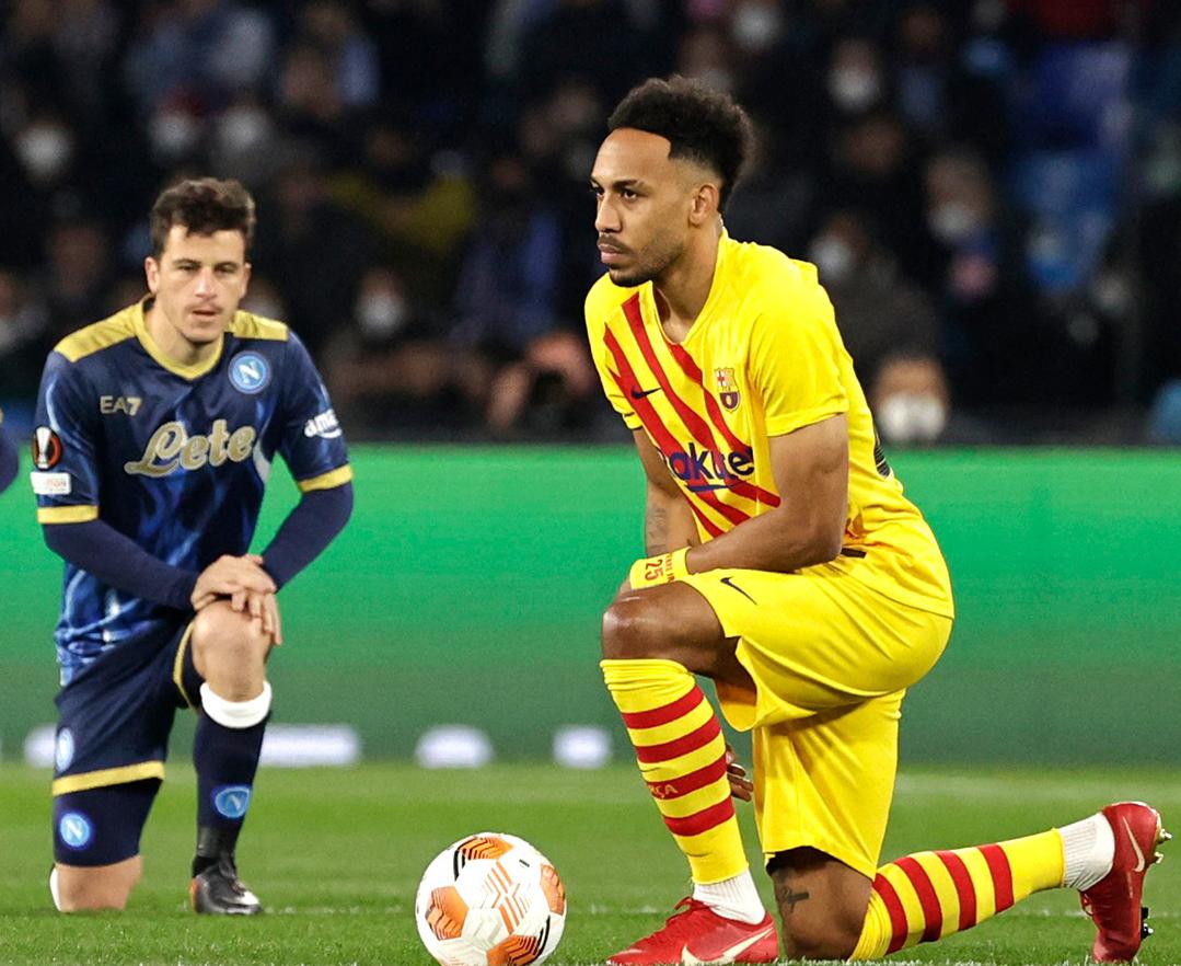 Piqué se disfraza de ‘9’, el mensaje por el conflicto Rusia-Ucrania y Puyol sorprende con su revelación en el Barcelona-Napoli