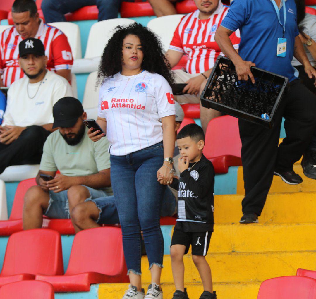 ¡Belleza sobresale en el Nacional! Olimpia y Marathón juegan, pero ellas se llevan todas las miradas en el clásico