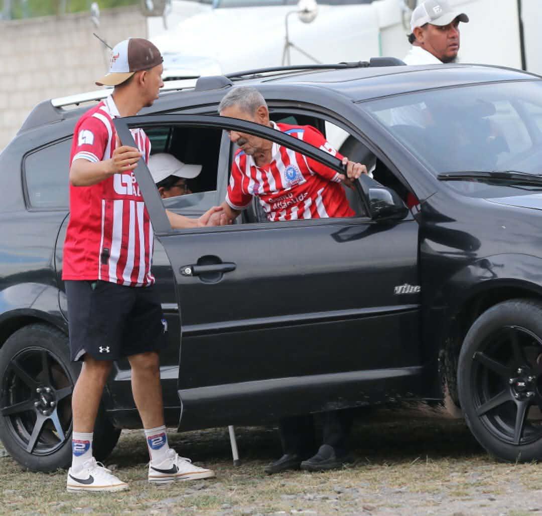 Aficionadas del Olimpia enamoran, aparece la famosa gorra del Platense y el selfie