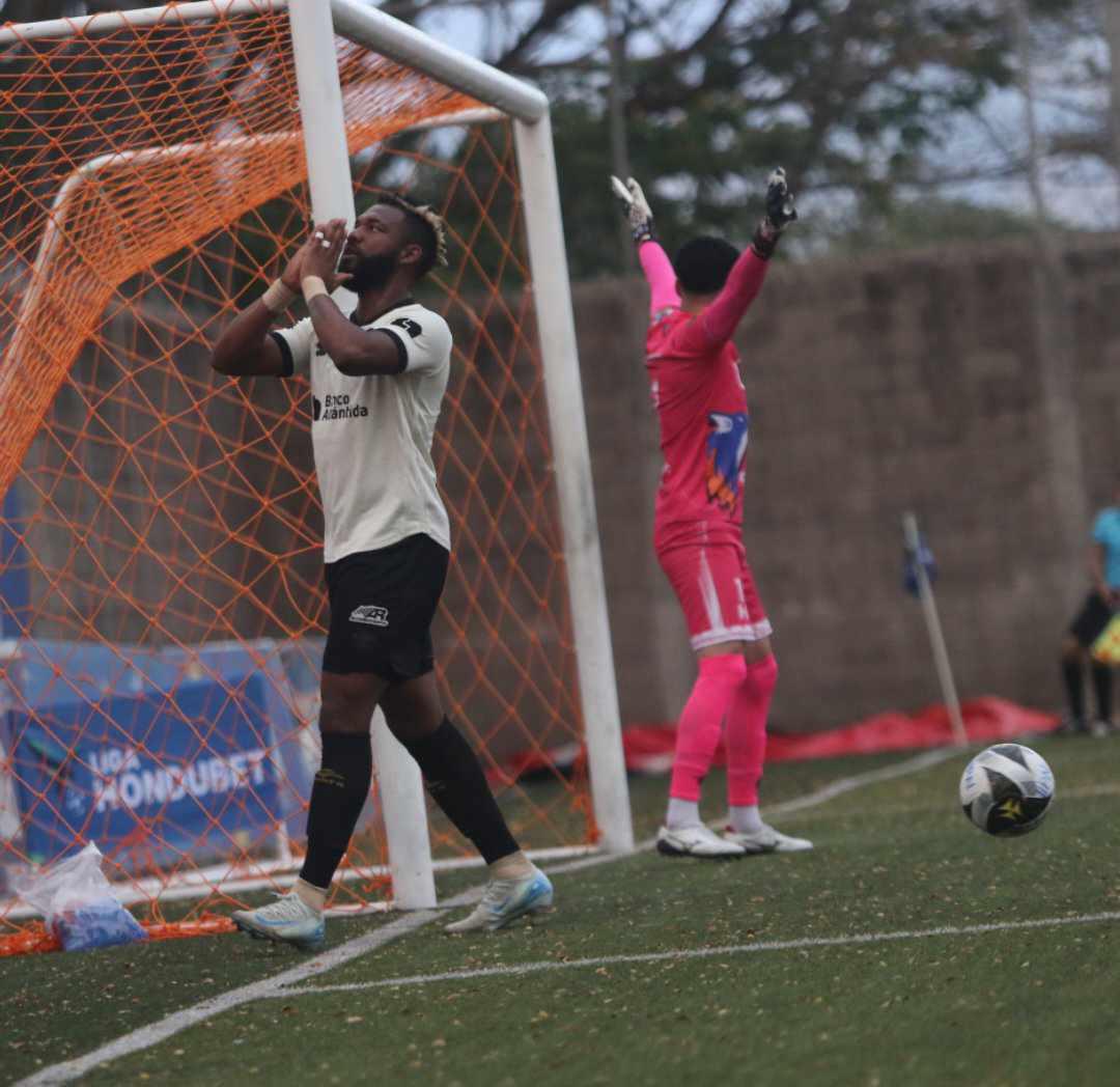 Eduardo Espinel no la pasó bien, sorpresas a la llegada y hasta en paila para ver al Olimpia contra los Lobos de la UPNFM