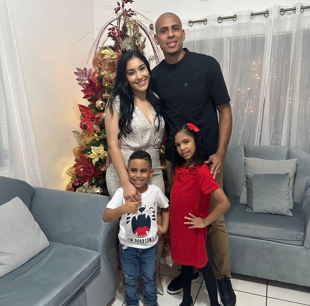 ¡Con tremendo beso y románticos! Así recibieron la llegada del año nuevo los jugadores hondureños