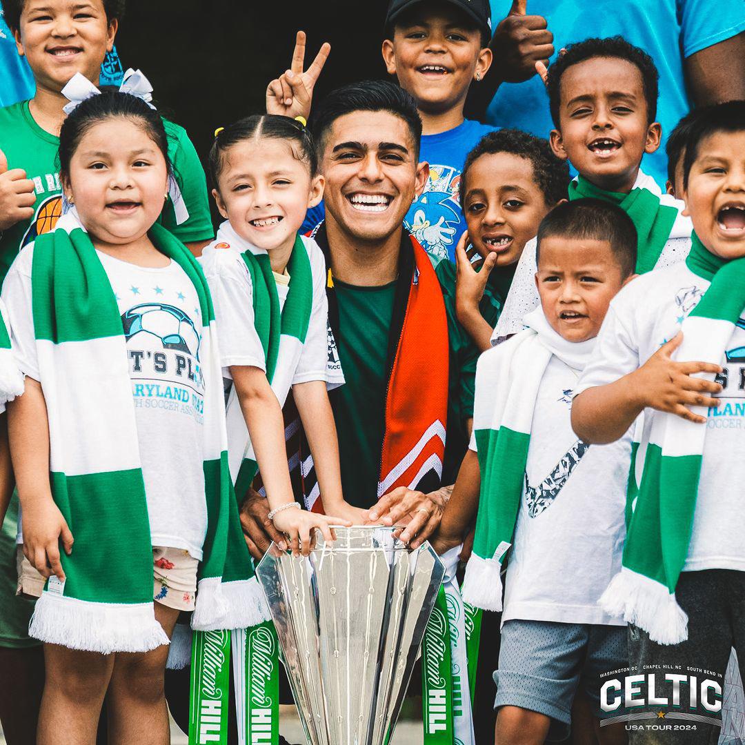 Amado Guevara sorprende a Luis Palma y Brendan Rodgers en la concentración del Celtic tras vencer al Manchester City