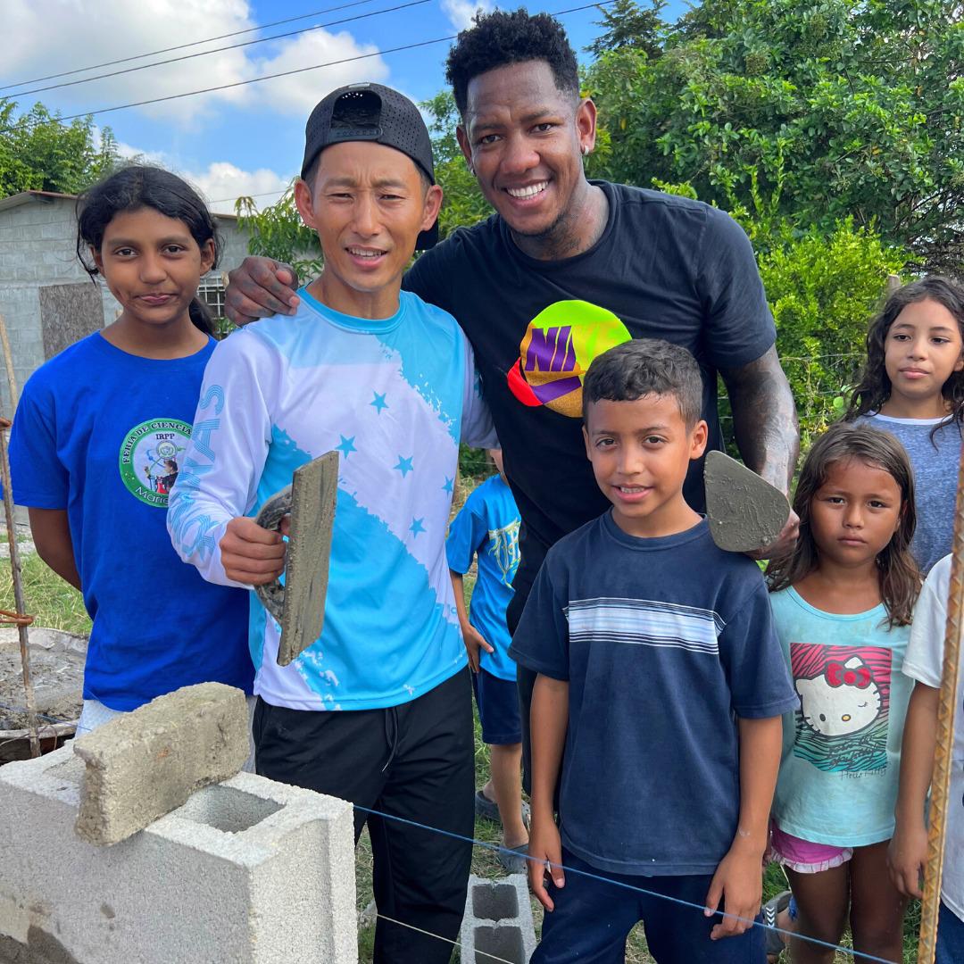 Quioto se une al influencer Shin Fujiyama en la construcción de una escuela en la Rivera Hernández de San Pedro Sula