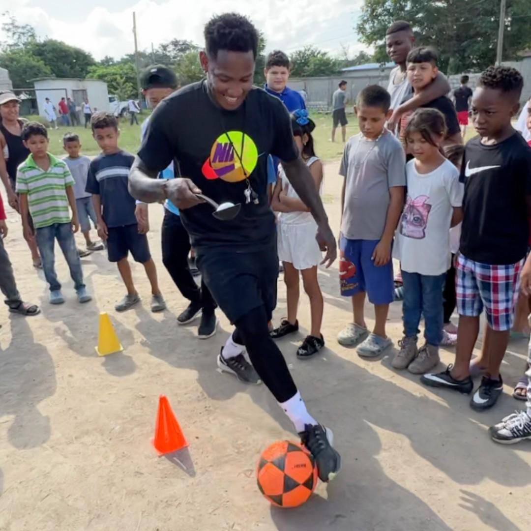 Quioto se une al influencer Shin Fujiyama en la construcción de una escuela en la Rivera Hernández de San Pedro Sula