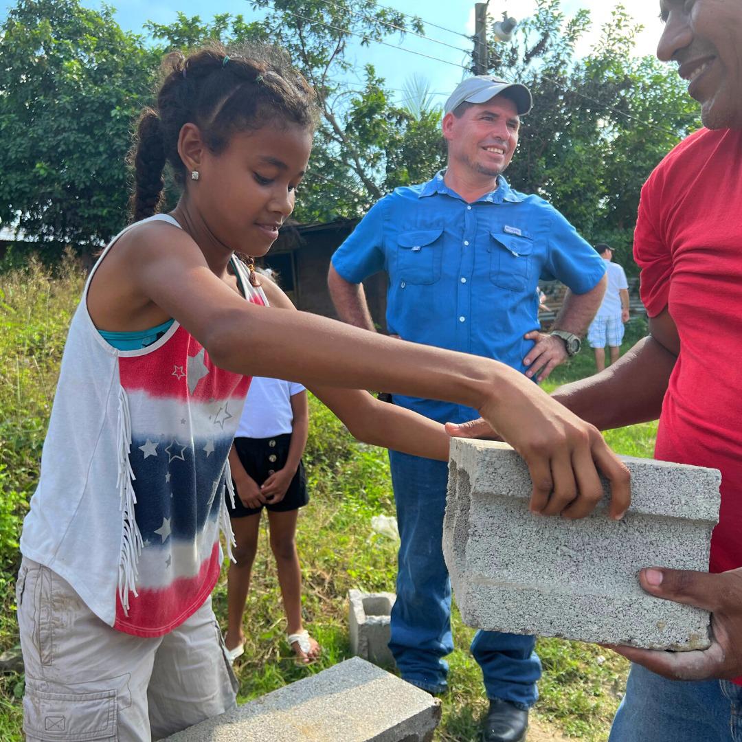Quioto se une al influencer Shin Fujiyama en la construcción de una escuela en la Rivera Hernández de San Pedro Sula